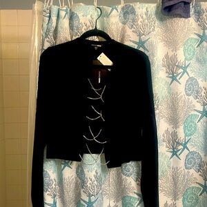 Black FashionNova long sleeve crop top with chain detail in the middle. Size XL.